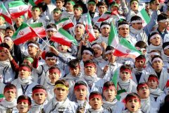 دانش‌آموزان پرچم ساده‌زیستی را بالا بردند