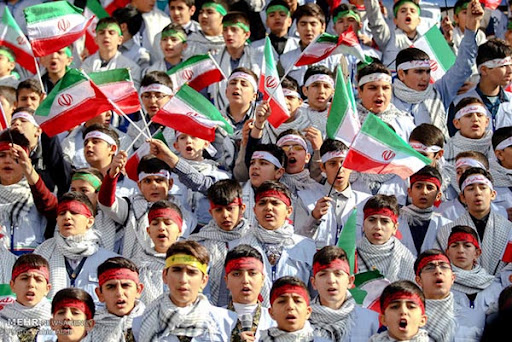 دانشآموزان پرچم سادهزیستی را بالا بردند دانشآموزان پرچم سادهزیستی را بالا بردند
