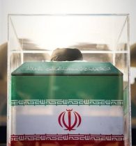قابی از لحظۀ ورود پیکر مطهر «آقای شهید ایران» به مصلای امام خمینی(ره)