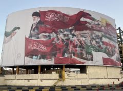 طرح جدید دیوارنگاره بزرگ انقلاب قم با شعار «لبیک یا مهدی(عج)» اکران شد.