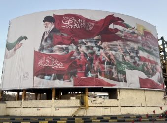 طرح جدید دیوارنگاره بزرگ انقلاب قم با شعار «لبیک یا مهدی(عج)» اکران شد.