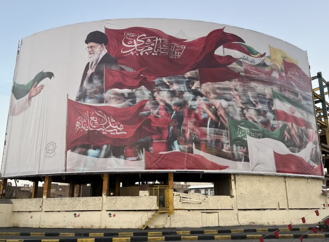 طرح جدید دیوارنگاره بزرگ انقلاب قم با شعار «لبیک یا مهدی(عج)» اکران شد.